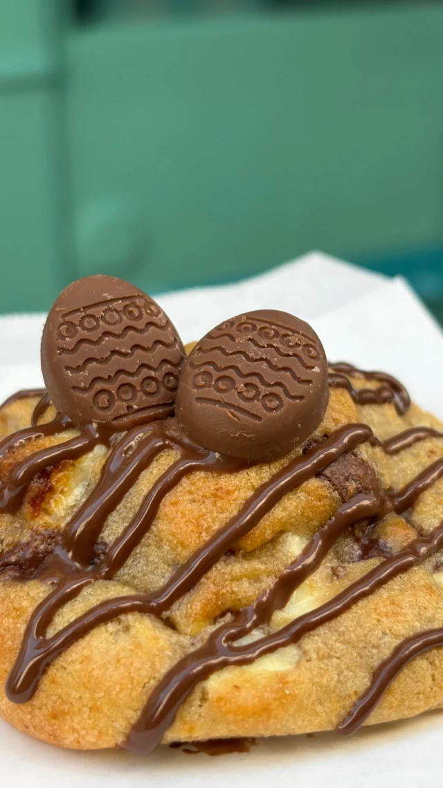 Regardez nos cookies mi-cuit  de Pâques 😍 Cookie 3 choco, nappage choco noisette et œuf de Pâques fait maison !! #cookies #paris #pastry #food